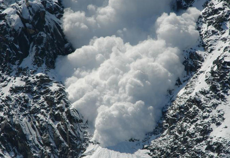 Российские туристы сняли на видео момент схода смертоносной лавины