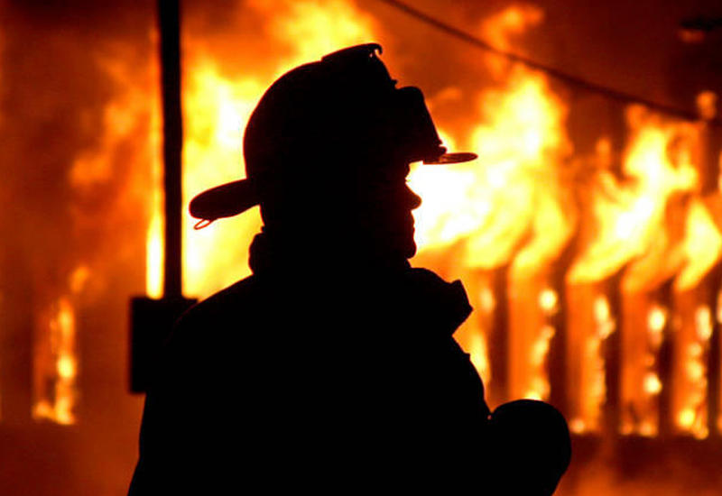 На трассе Баку-Газах сгорели магазины