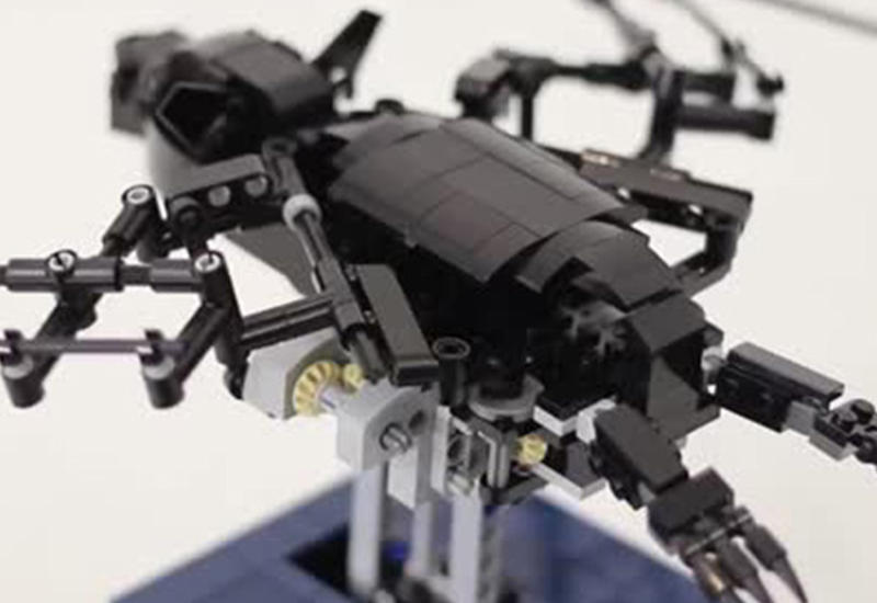 Из LEGO построили летучую мышь-робота