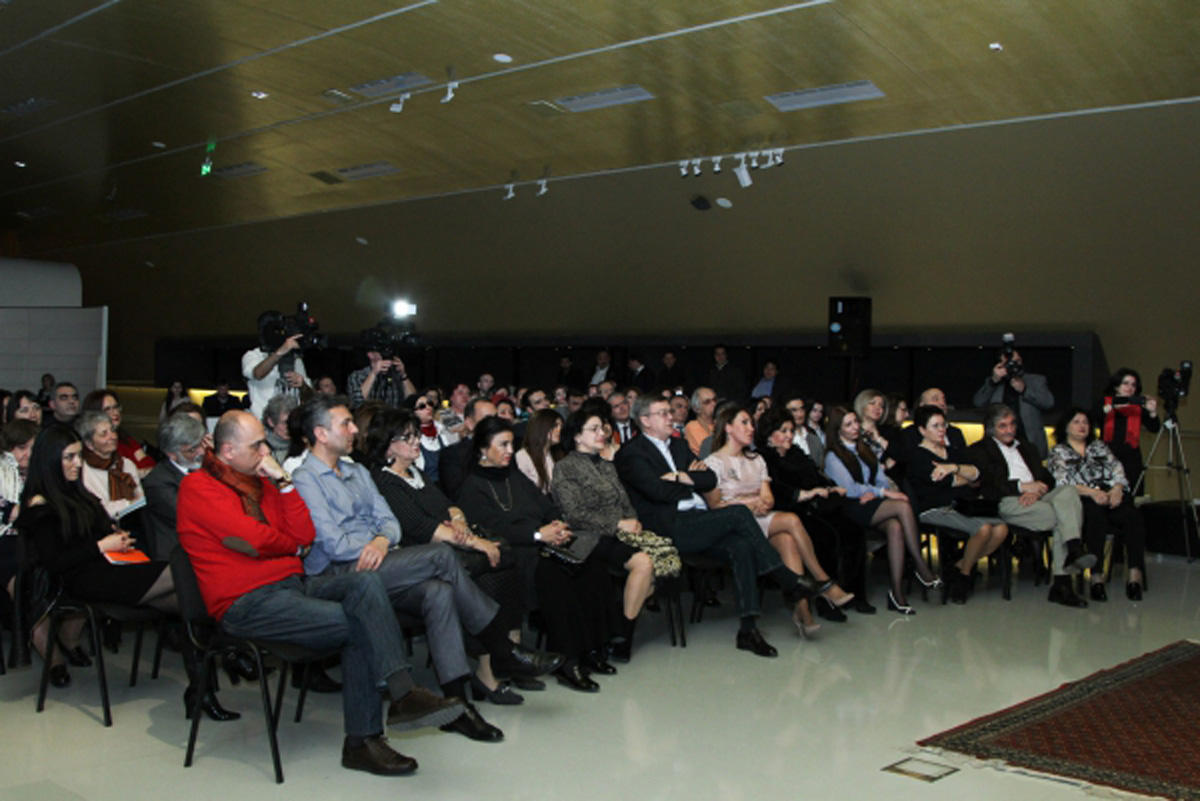 В Баку прошла встреча с народным писателем Анаром