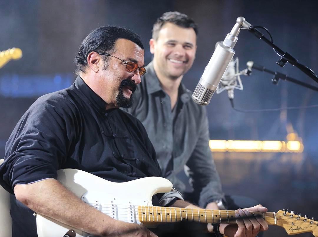 Стивен Сигал записал клип с азербайджанским певцом EMINом