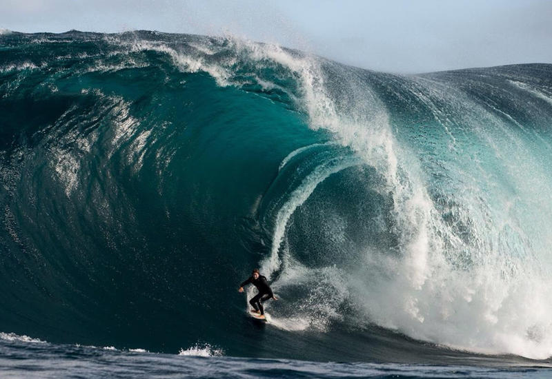 10-метровая волна накрыла серфера и пытавшегося его спасти друга