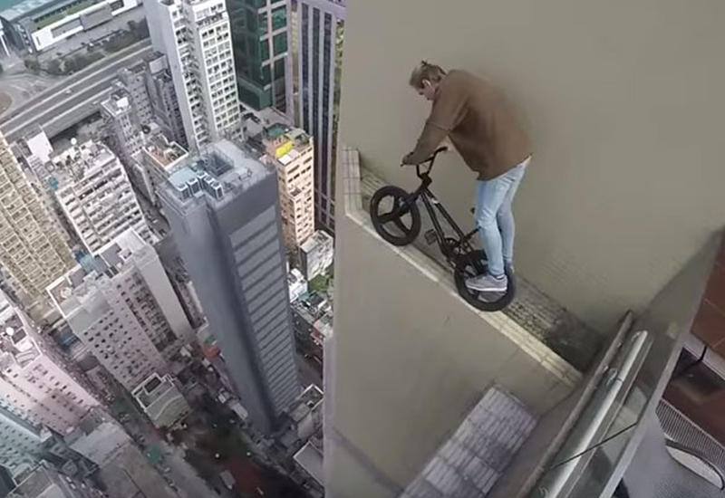Руфер исполнил шокирующие трюки на крыше небоскреба