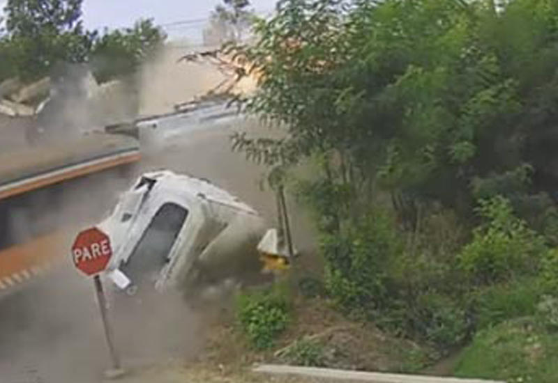Пассажирский поезд на полной скорости врезался в грузовик