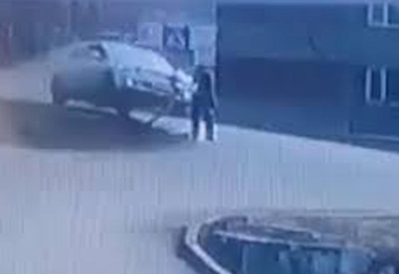 Пешеход чудом выжил после столкновения с летящим на него автомобилем