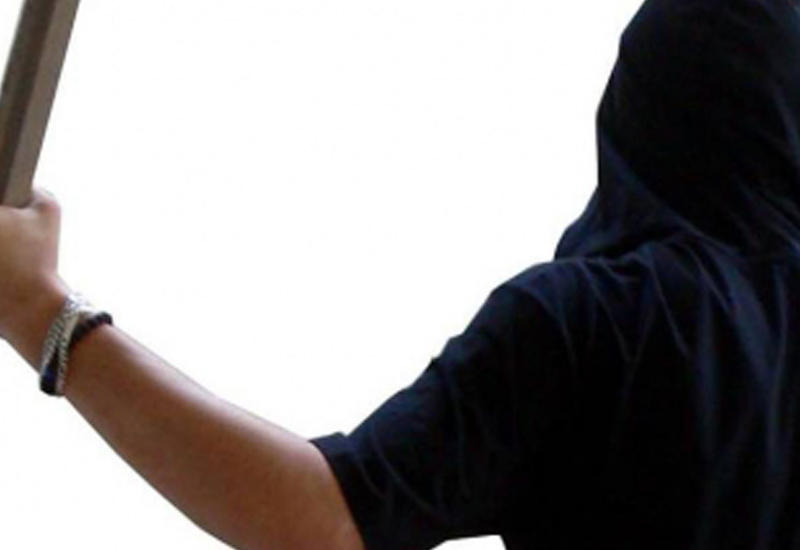 Разгневанный болельщик, вооружившись палкой, напал на арбитра после матча