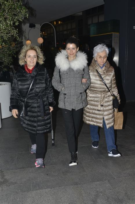 Beren Saat ailəsi ilə