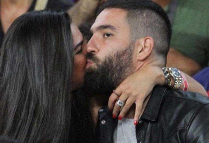 Məşhur futbolçu sevgilisi ilə 6 ay sonra barışdı