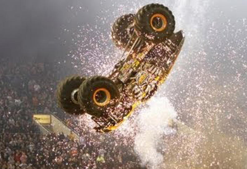 Сальто на внедорожнике принесло гонщику победу на фестивале Monster Jam