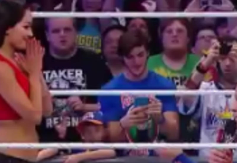 Рестлер сделал предложение своей девушке на ринге перед 65 тысячами фанатов