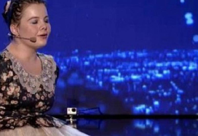 Девушка без рук спела удивительную песню с помощью ног на электрическом пианино