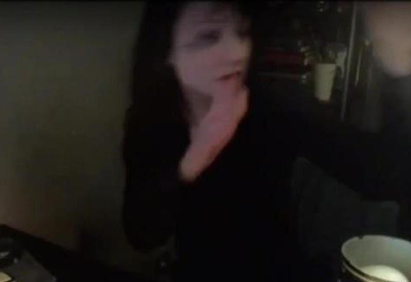 Видеоблогершу прямо во время стрима избила родная мать