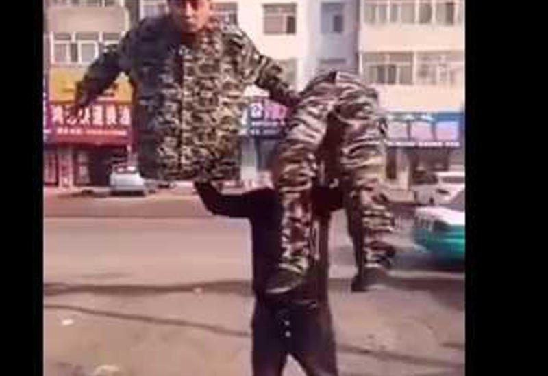 Трюк пошел не по плану, напугав фокусника и его ассистента