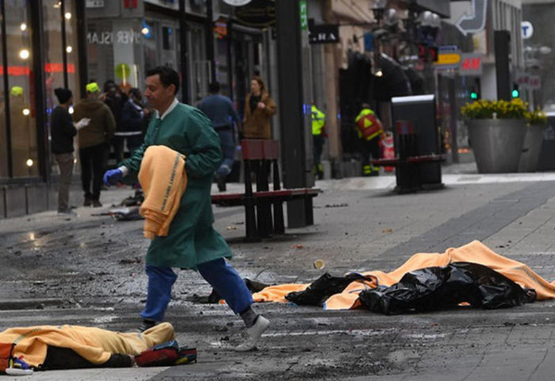 В центре Стокгольма грузовик въехал в толпу, есть жертвы