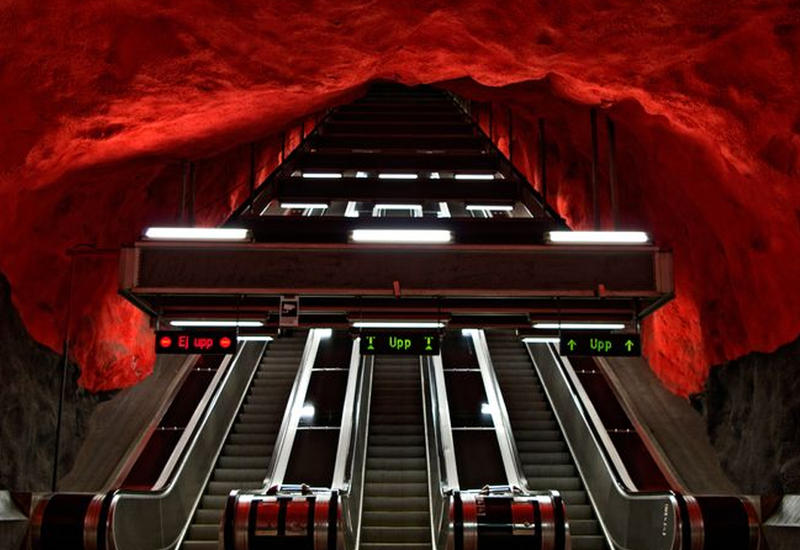 В Стокгольме закрыли метро после наезда грузовика на людей