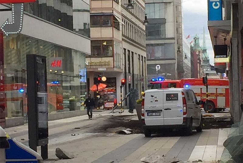 В центре Стокгольма грузовик въехал в толпу, есть жертвы