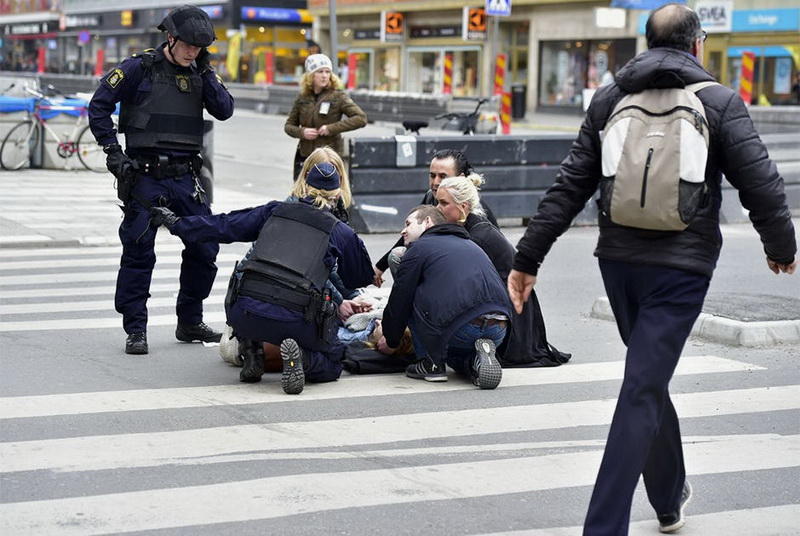 В центре Стокгольма грузовик въехал в толпу, есть жертвы