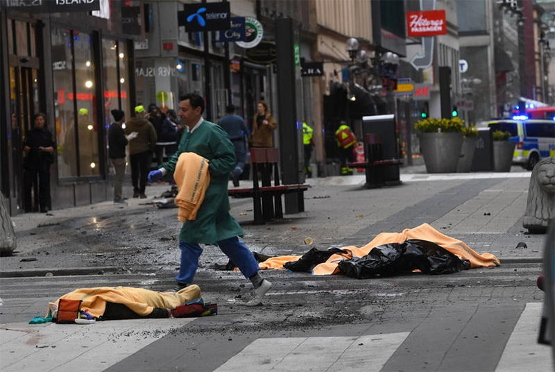 В центре Стокгольма грузовик въехал в толпу, есть жертвы