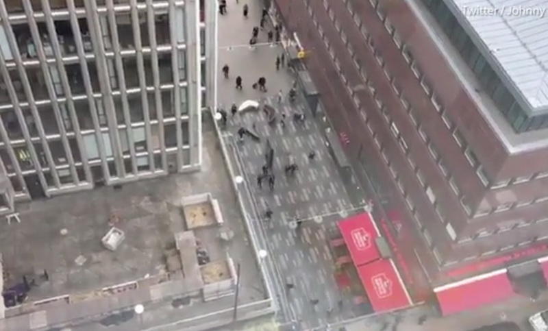 В центре Стокгольма грузовик въехал в толпу, есть жертвы