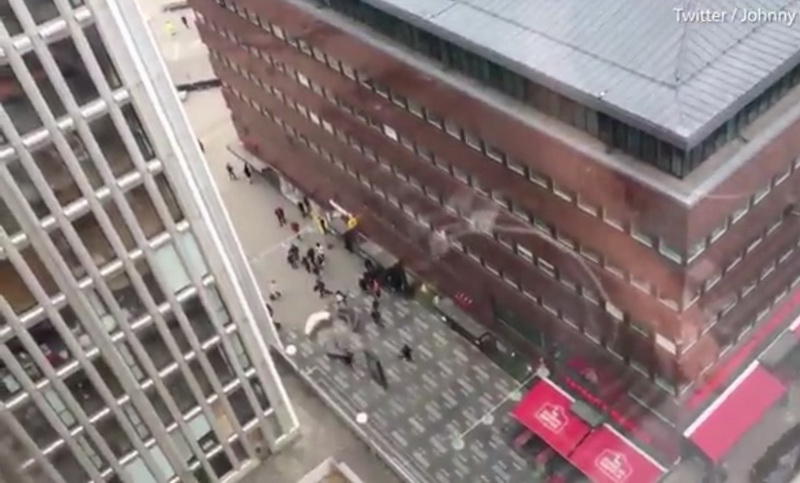 В центре Стокгольма грузовик въехал в толпу, есть жертвы