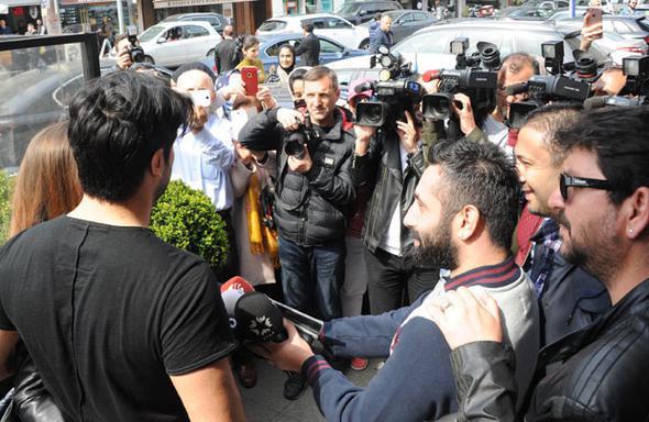 Fanatları Burakla Fahriyenin maşına minməyinə imkan vermədilər