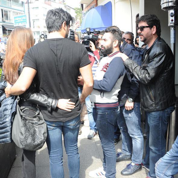 Fanatları Burakla Fahriyenin maşına minməyinə imkan vermədilər
