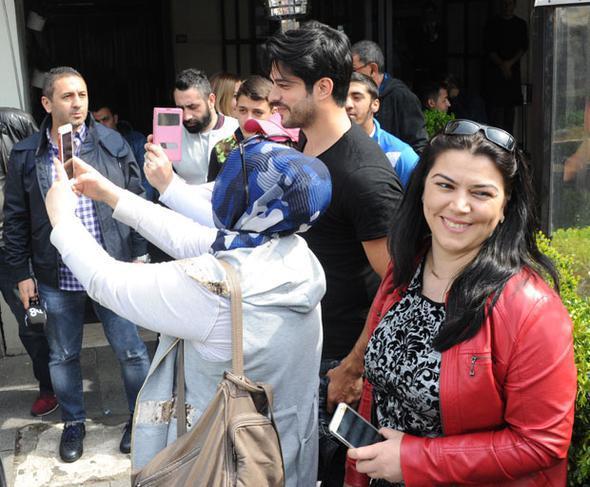 Fanatları Burakla Fahriyenin maşına minməyinə imkan vermədilər