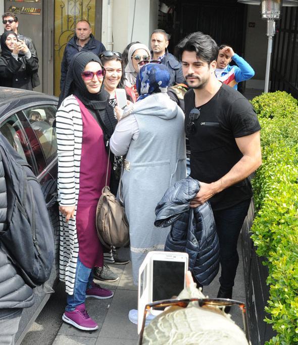 Fanatları Burakla Fahriyenin maşına minməyinə imkan vermədilər
