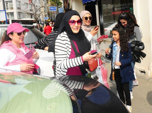 Fanatları Burakla Fahriyenin maşına minməyinə imkan vermədilər