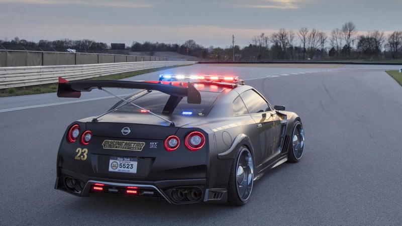 Nissan GT-R превратили в полицейский перехватчик с тараном