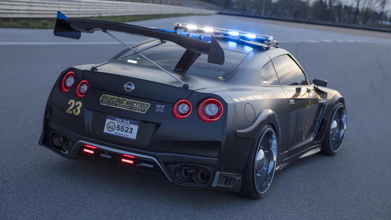 Nissan GT-R превратили в полицейский перехватчик с тараном
