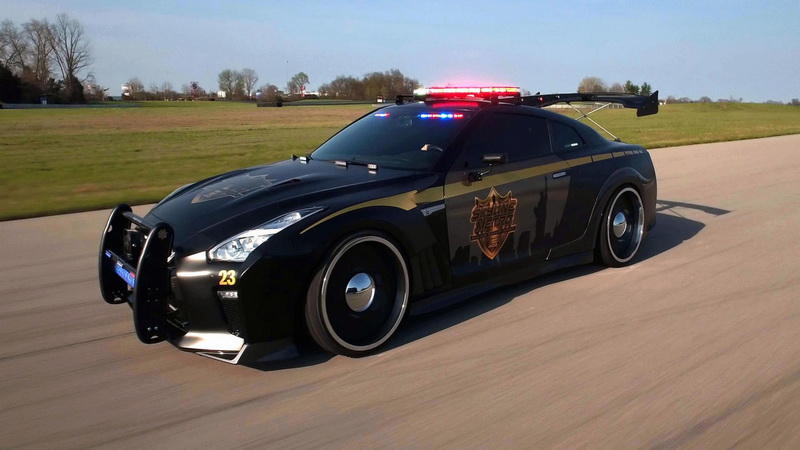 Nissan GT-R превратили в полицейский перехватчик с тараном
