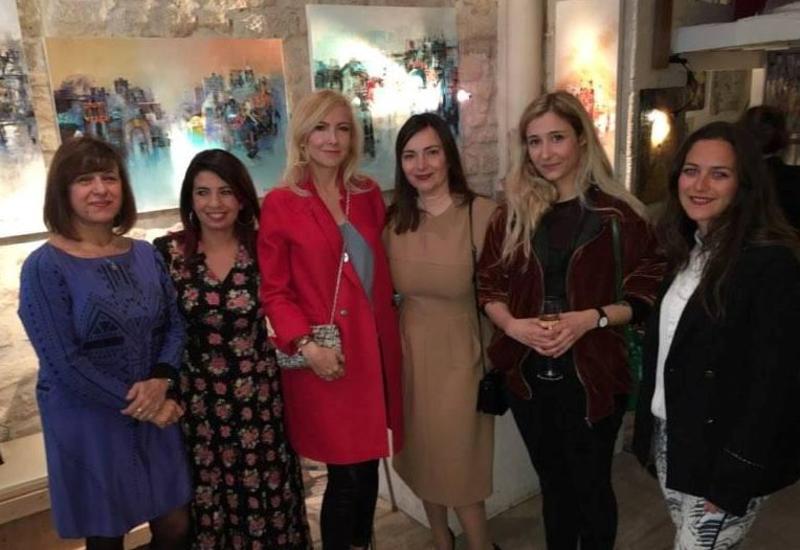 Азербайджанская художница организовала выставку в Париже
