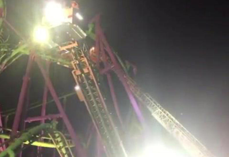 В США десятки человек застряли на сломавшемся аттракционе
