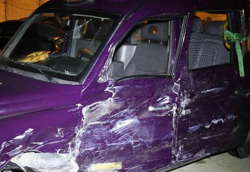Bakıda "Mercedes" "London taksisi"nə çırpıldı: 5 yaralı