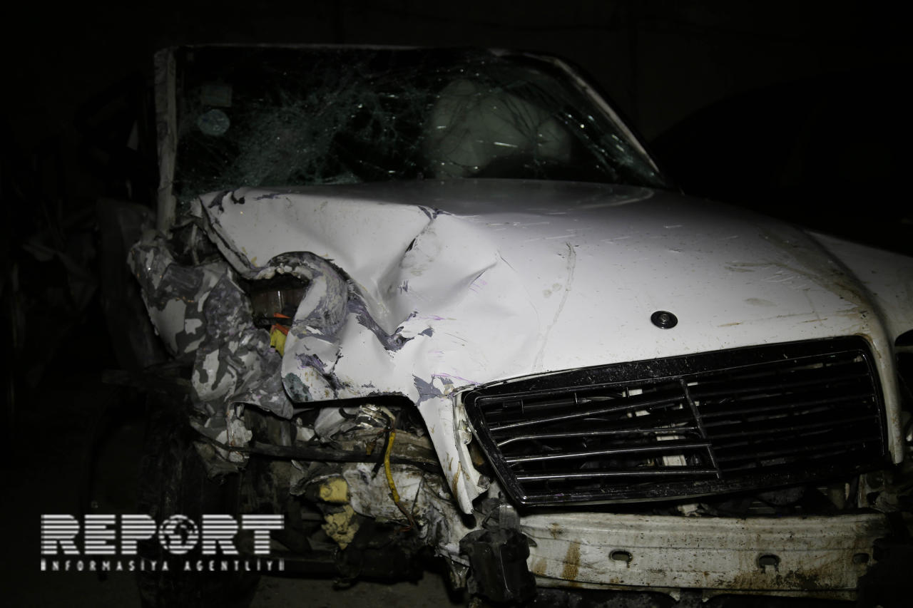 Bakıda "Mercedes" "London taksisi"nə çırpıldı: 5 yaralı