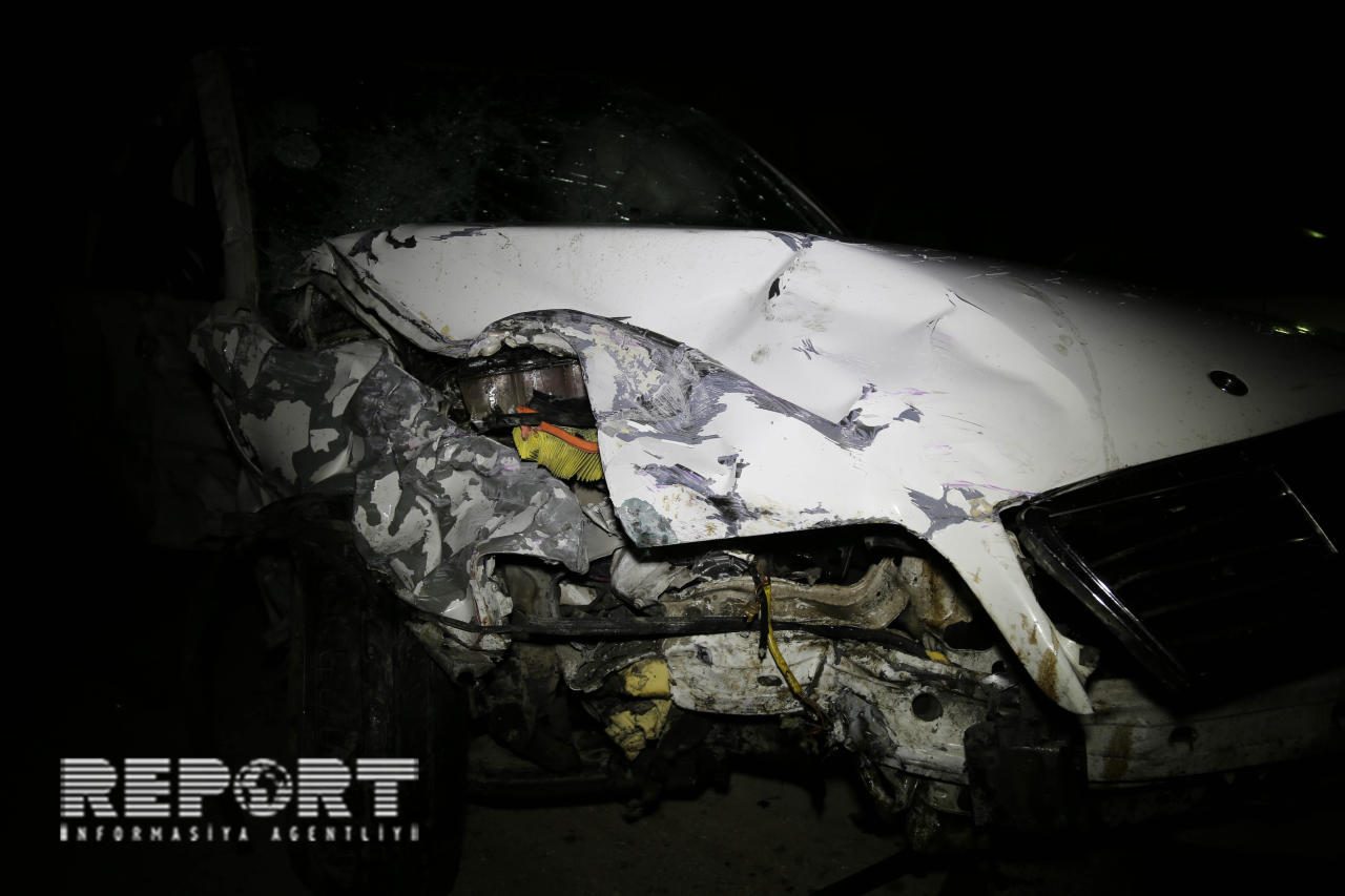 Bakıda "Mercedes" "London taksisi"nə çırpıldı: 5 yaralı
