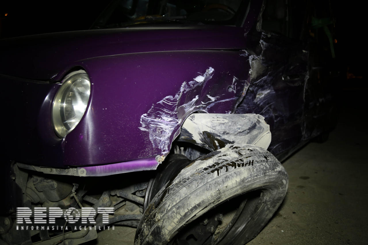 Bakıda "Mercedes" "London taksisi"nə çırpıldı: 5 yaralı