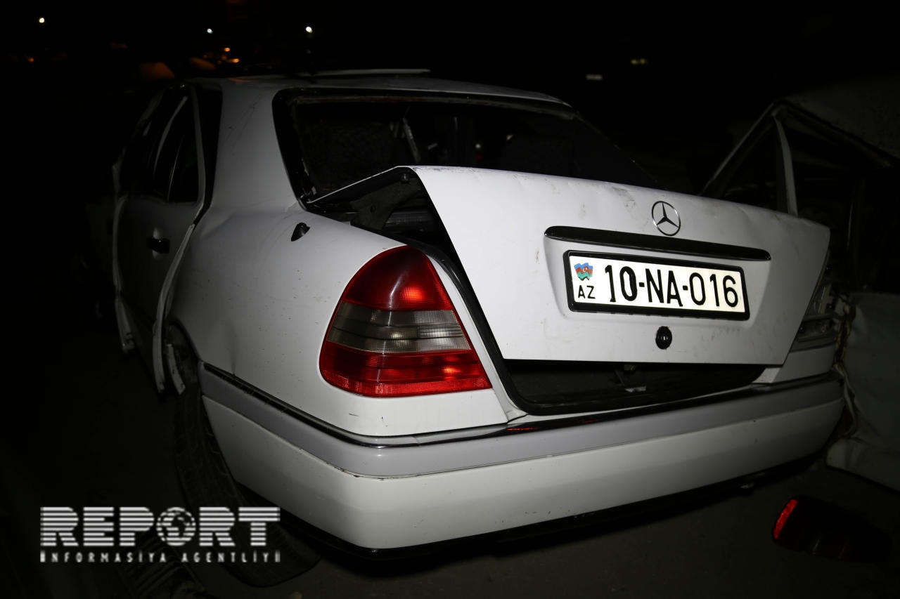 Bakıda "Mercedes" "London taksisi"nə çırpıldı: 5 yaralı