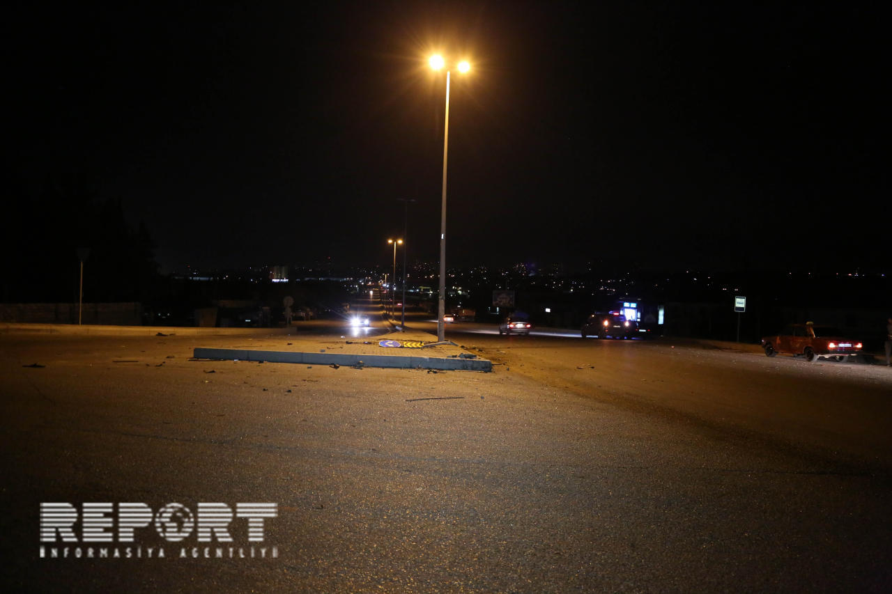 Bakıda "Mercedes" "London taksisi"nə çırpıldı: 5 yaralı