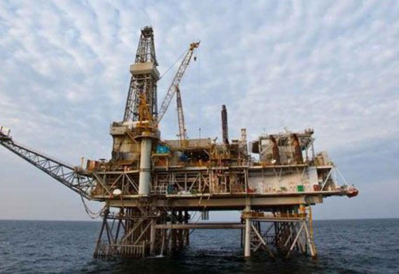 Сильный ветер на Каспии: эвакуированы сотни нефтяников