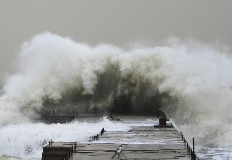 В Сочи мужчину смыло в море во время шторма