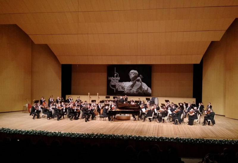 Легендарный питерский оркестр покорил Баку на фестивале Ростроповича