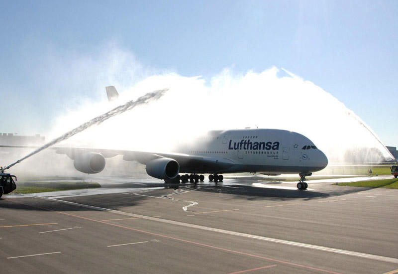 Təyyarənin mühərriki tüstülədi - Sərnişinlər təxliyə edildi