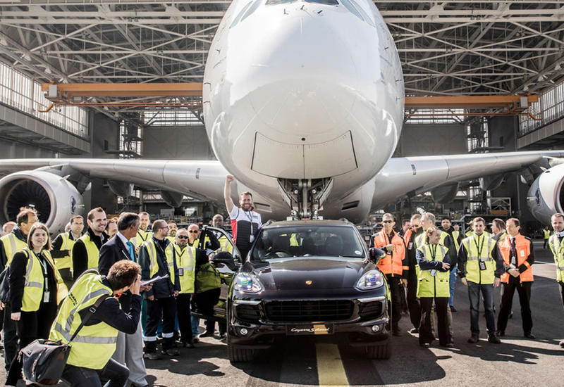 Porsche Cayenne отбуксировал пассажирский самолёт