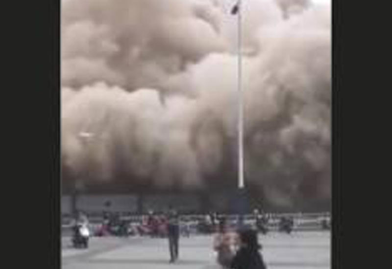 Снос 12-этажного здания в Китае напугал прохожих