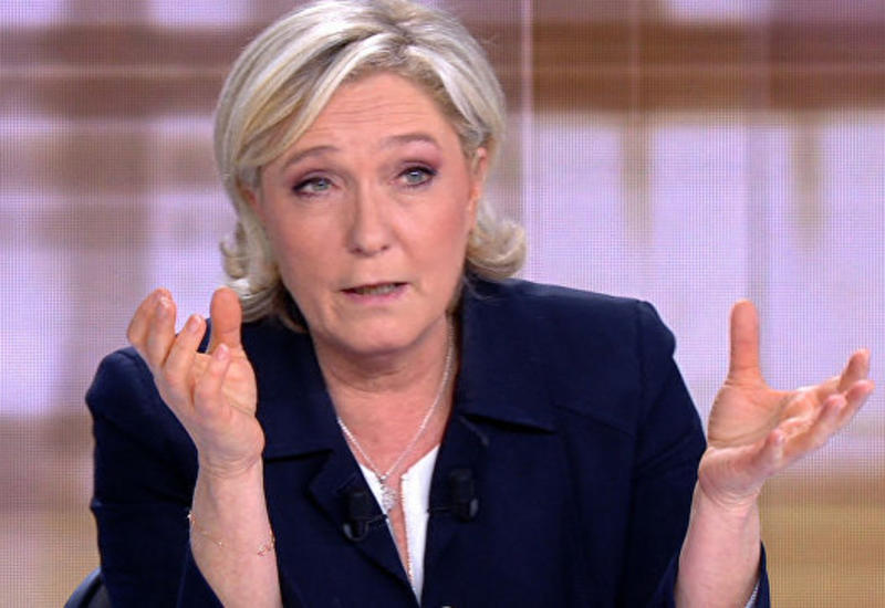 Greenpeace вывесили на Эйфелевой башне баннер против Нацфронта Ле Пен