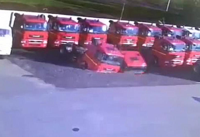 В Набережных Челнах 2 КамАЗа провалились под землю