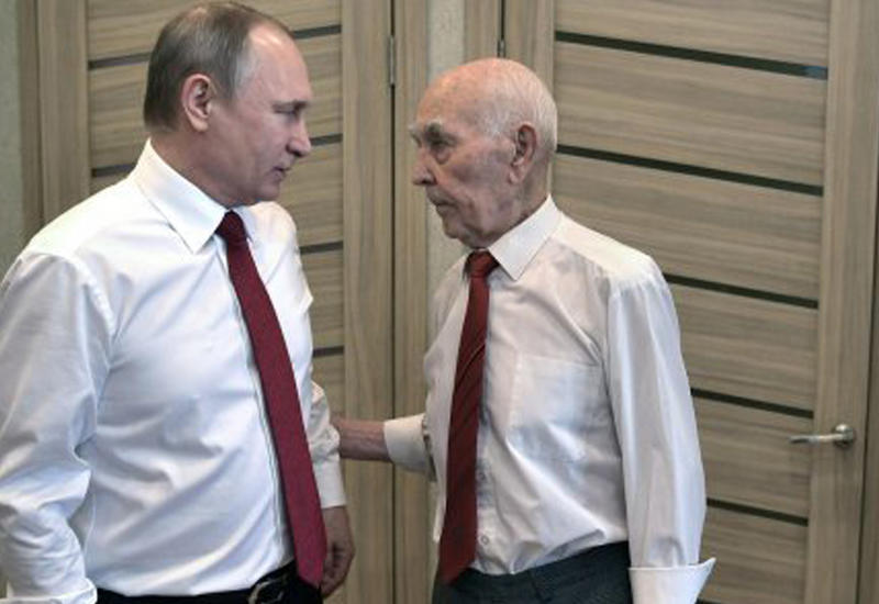 Путин поздравил своего экс-начальника с 90-летним юбилеем и Днем Победы