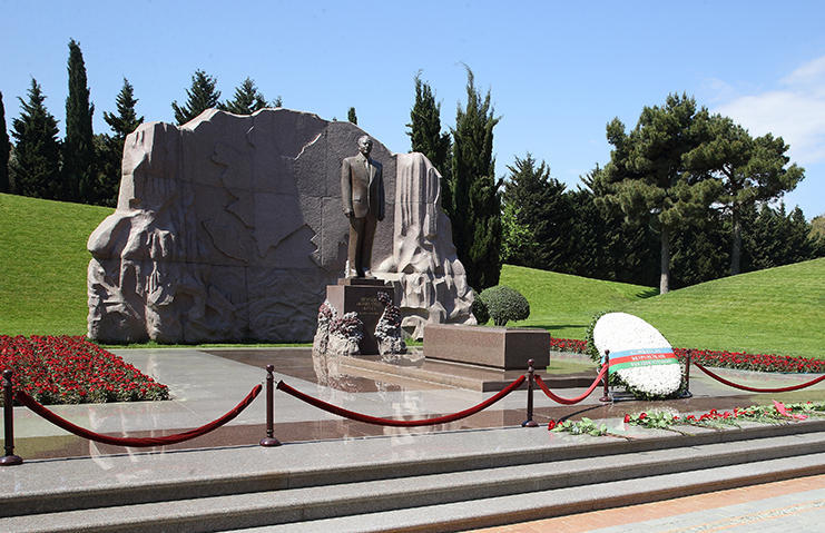 Сотрудники СГБ совершили восхождение на пик "Гейдар зирвеси"